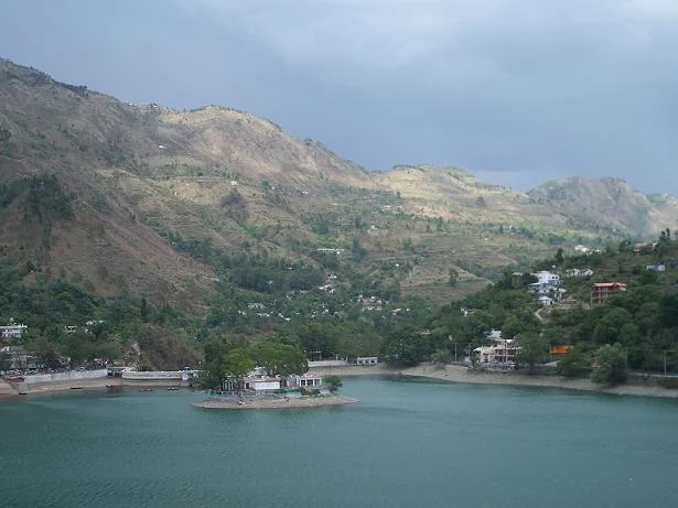 Scenic Lake Shorelines and Wetland Sanctuaries in South India