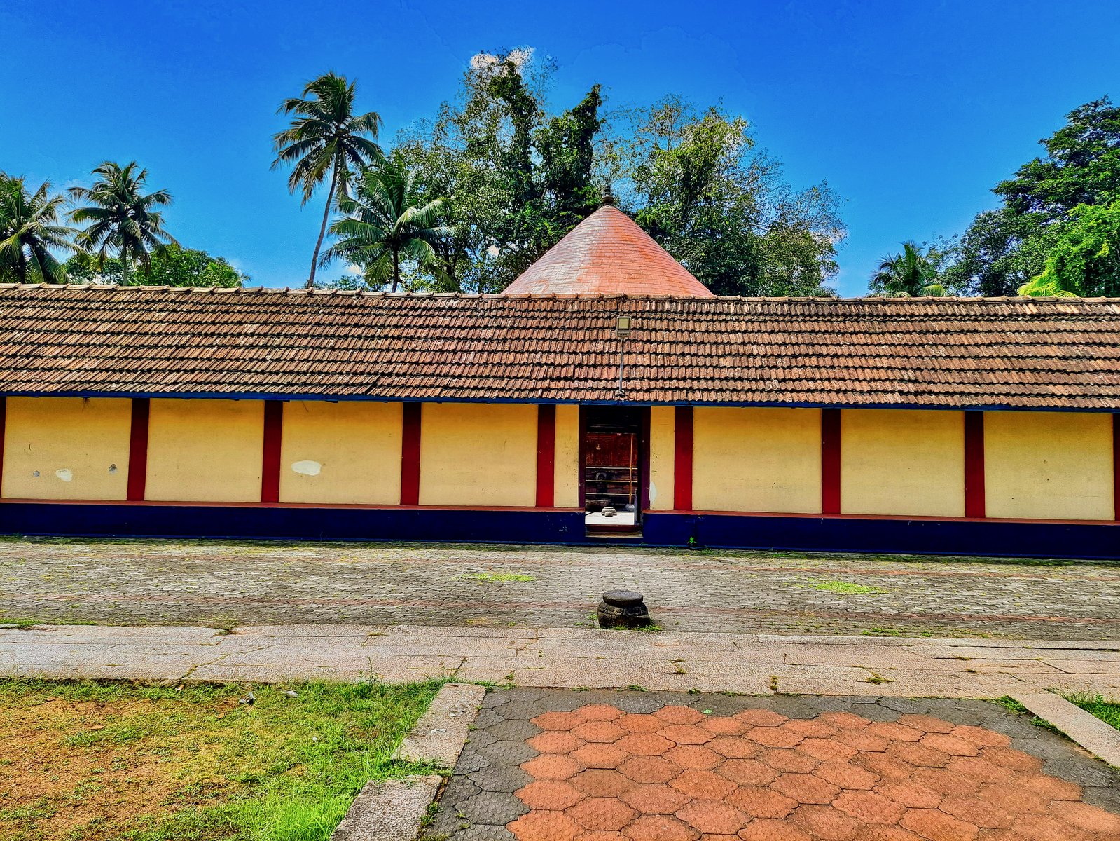 Gateway to Kuttanad Waterways and Houseboats