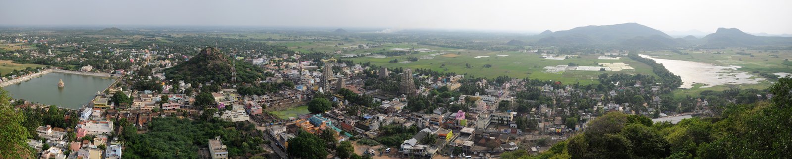 Bhaktavatsaleswarar Temple Rajagopuram and Sangu Theertham Tank
