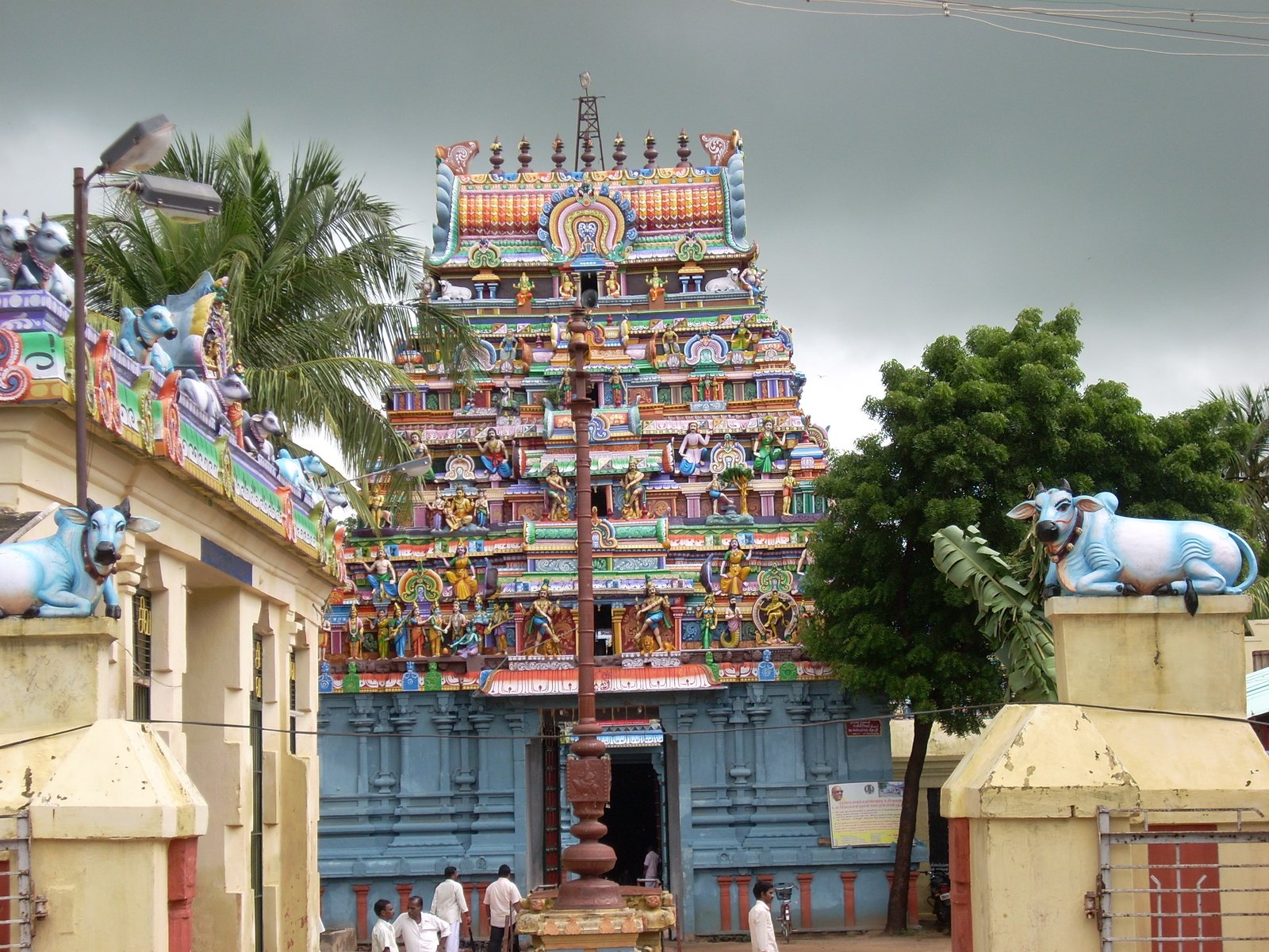 Piravimarundeeswarar Temple Car and Mandapam