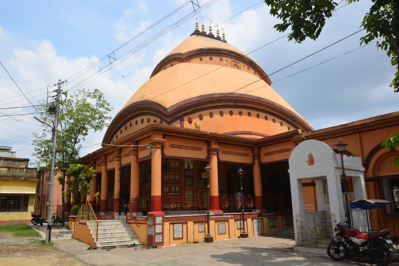 Popular ferry ghats include Mahesh Jagannath Ferry Ghat, Serampore
