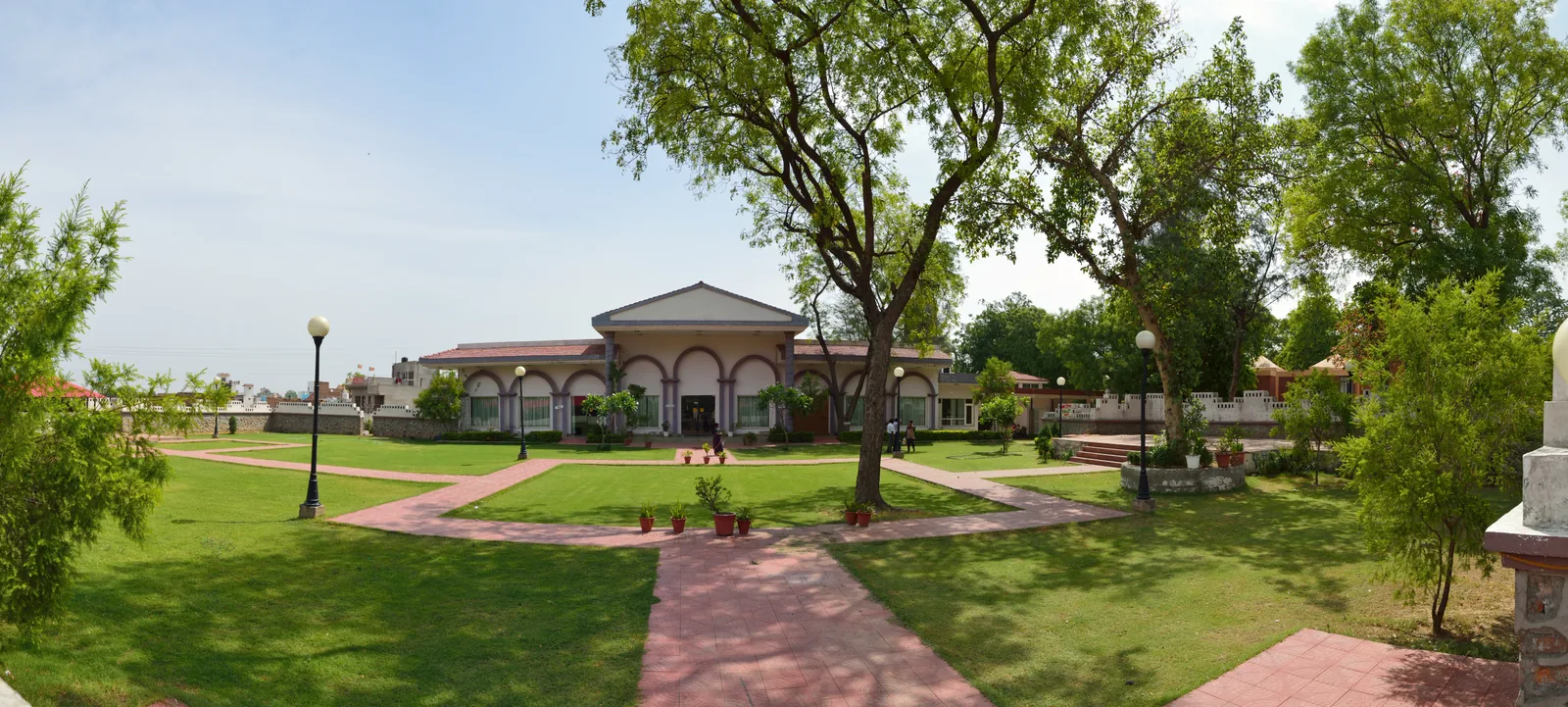 Lush Lakefront Gardens and Pathways at Dabchick