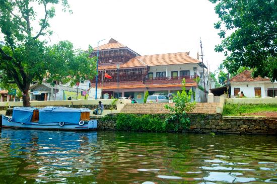 Hotel Sisir Palace Alleppey